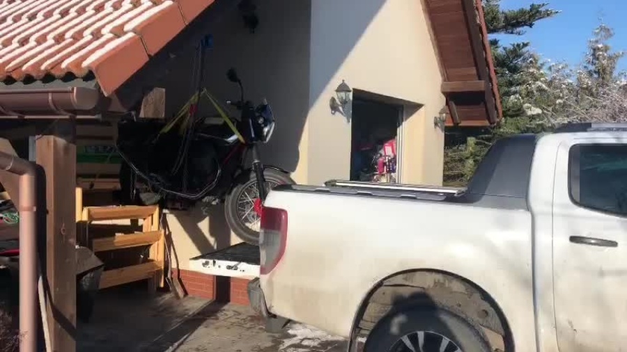 motocykl-wisi-wystarczy-pod-niego-podjechac.mp4