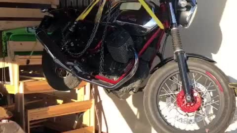 moto-guzzi-v7-racer-po-prostu-sobie-wisi.mp4