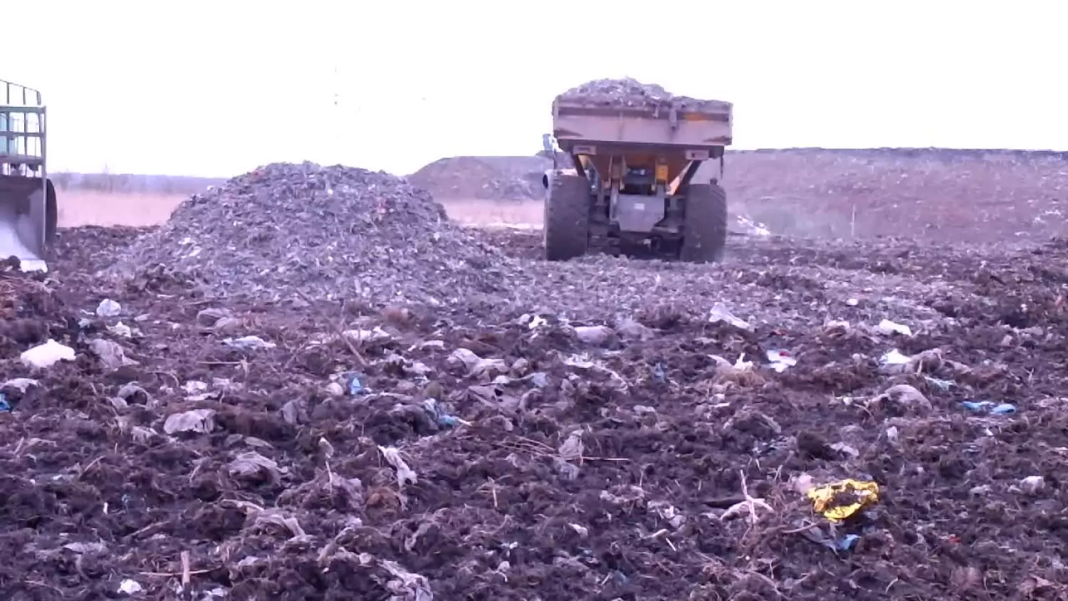 zgk-zawiercie-nowa-dostawa-odpadow-na-nieczynne-skladowisko-transport-nie-zostal-wysypany-wywrotka-odjechala.mp4